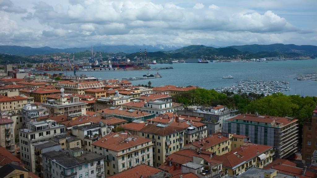 Guesthouse Il Grattacielo Sul Golfo La Spezia Bagian luar foto