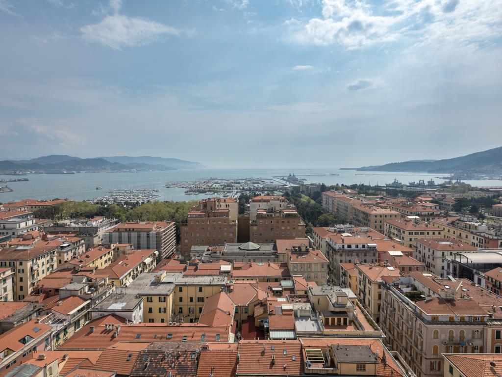 Guesthouse Il Grattacielo Sul Golfo La Spezia Bagian luar foto