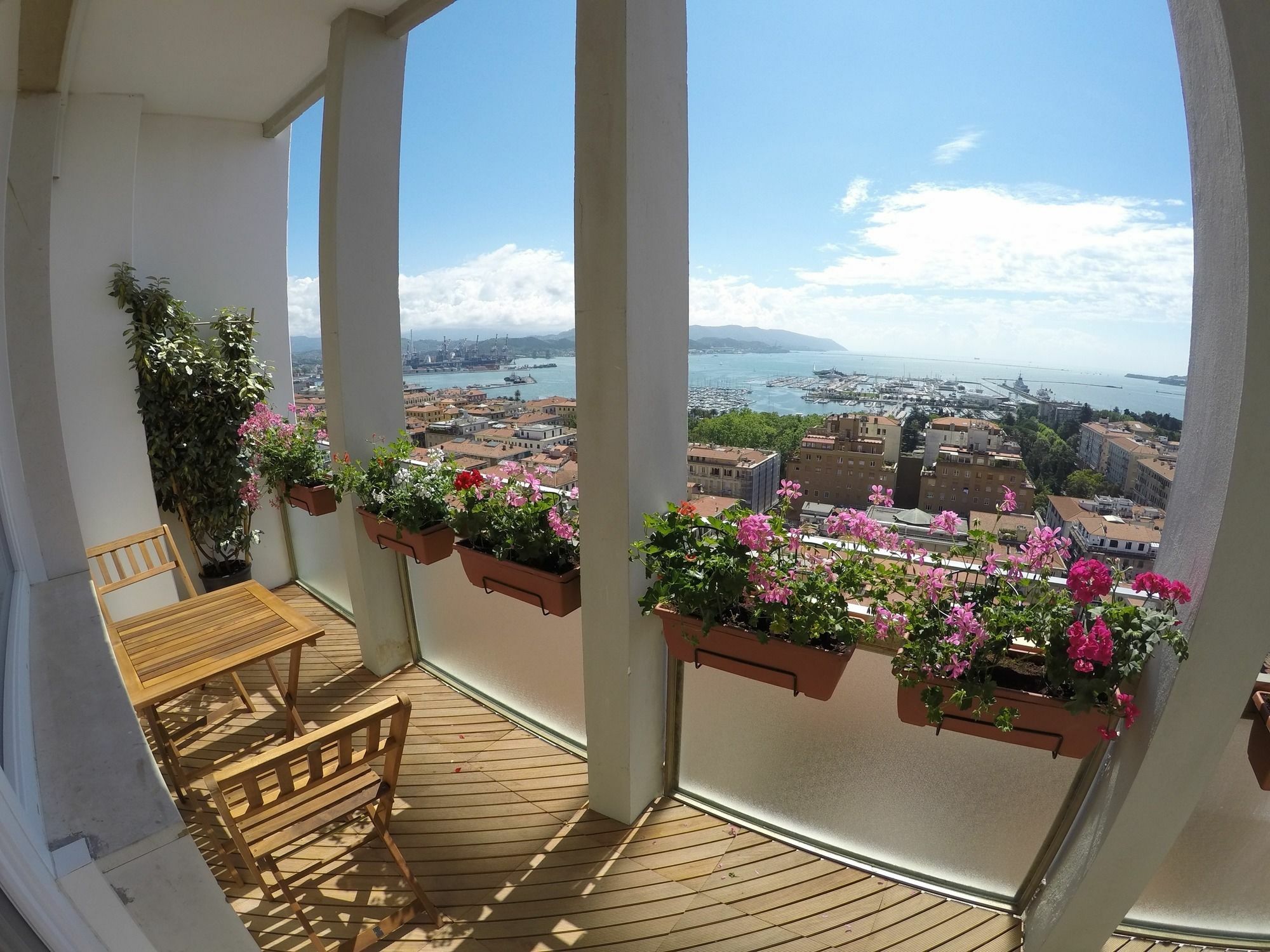 Guesthouse Il Grattacielo Sul Golfo La Spezia Bagian luar foto
