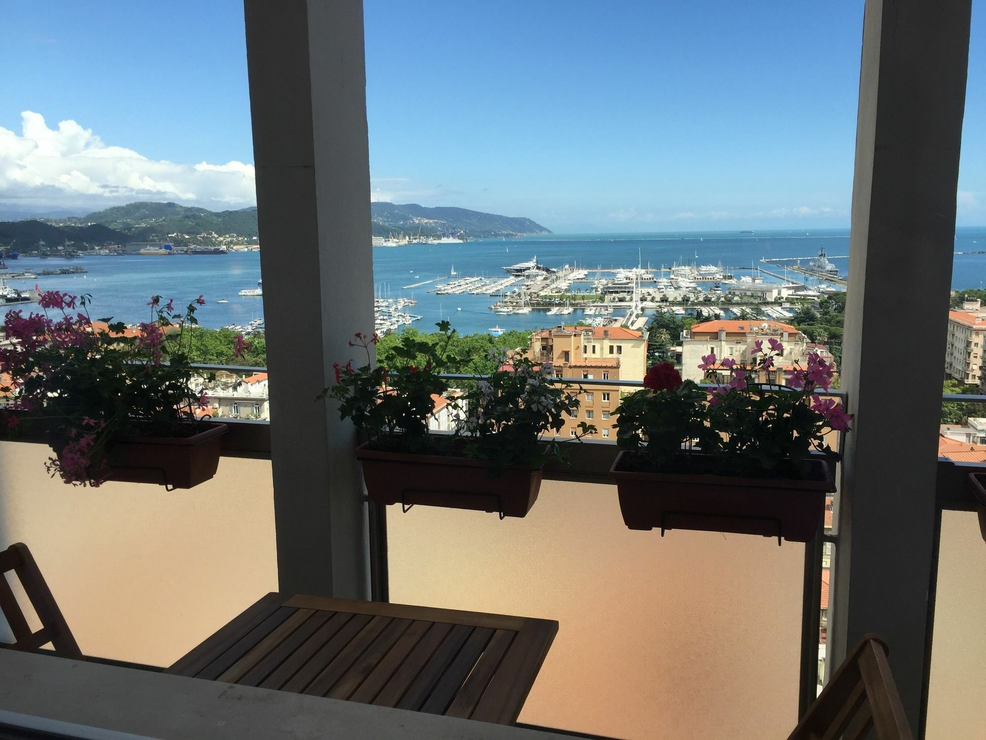 Guesthouse Il Grattacielo Sul Golfo La Spezia Bagian luar foto