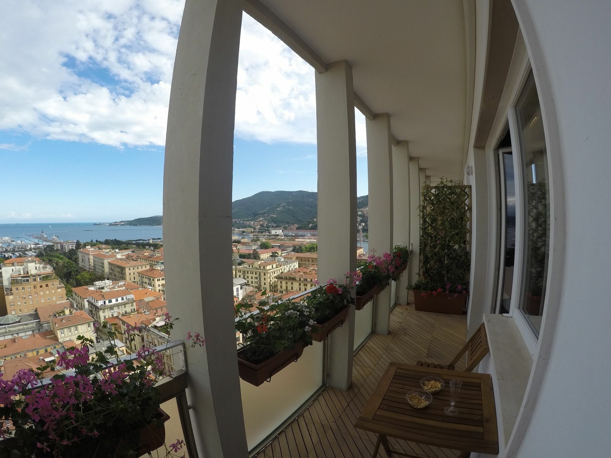 Guesthouse Il Grattacielo Sul Golfo La Spezia Bagian luar foto